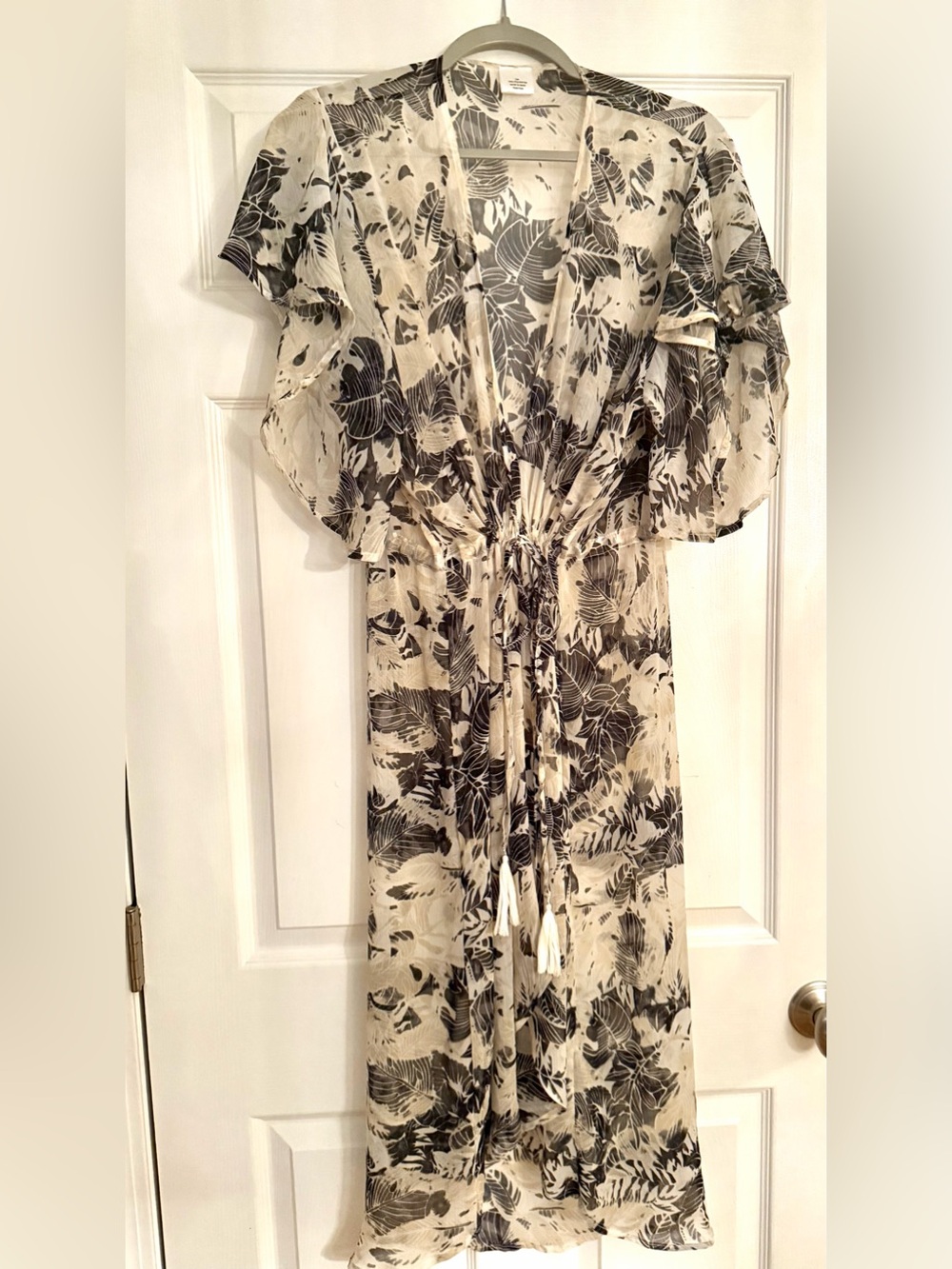 Chiffon Neutral Floral Tie-Waist Duster/Cardigan. Hi-low - Cream & Black. One sz